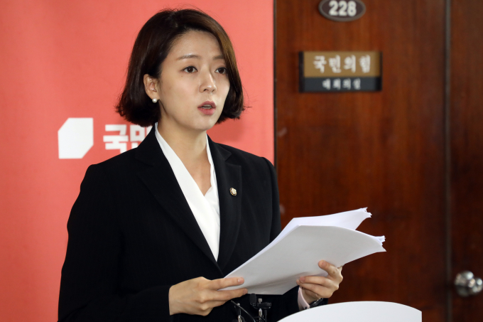 괴한에 둔기로 머리를 가격당한 배현진 국민의힘 의원이 의식은 명료하고 머리 내부 출혈이나 골절은 없는 것으로 밝혀졌다. 사진은 지난해 배현진 국민의힘 의원이 국회에서 열린 국민의힘 최고위원 보궐선거 선거관리위원회의를 마치고 후보자 자격심사 결과를 발표하고 있다. /사진= 뉴스1