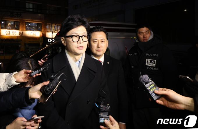 [사진] 배현진 의원 병문안 위해 병원 도착한 한동훈
