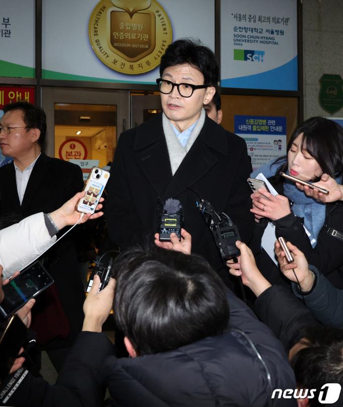 [사진] 배현진 병문안 마친 한동훈