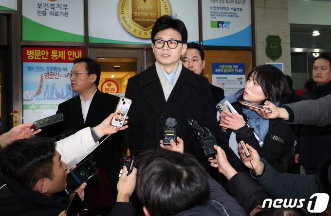 [사진] 취재진 질의 답변하는 한동훈 비대위원장