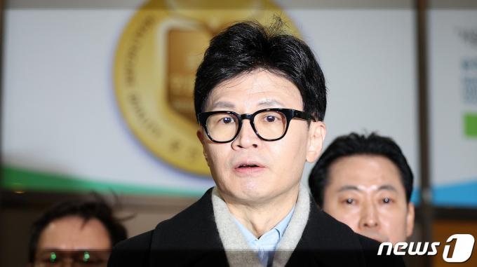 [사진] 한동훈 비대위원장, 배현진 병문안 마치고 질의응답