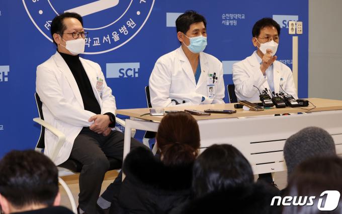 [사진] 배현진 의원 상태 설명하는 의료진