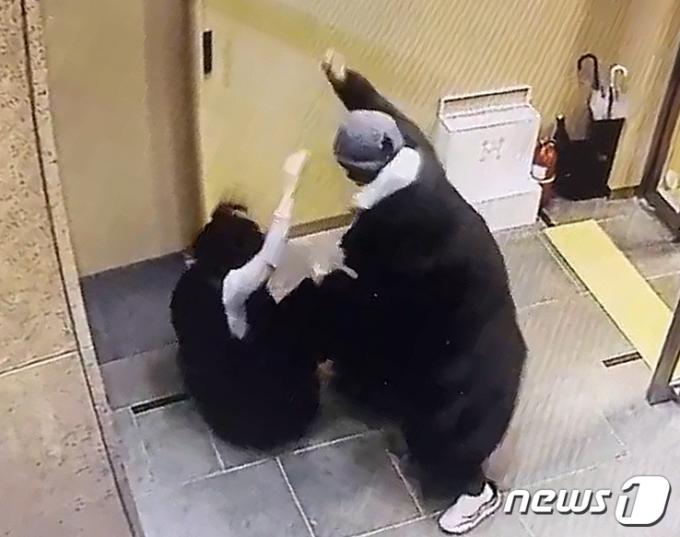 [사진] CCTV에 찍힌 배현진 의원 피습 현장 모습
