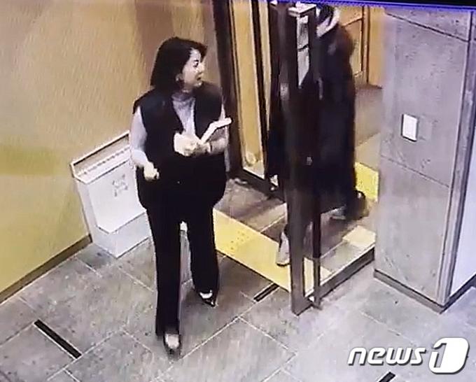 [사진] CCTV에 찍힌 배현진 의원 피습 현장 모습