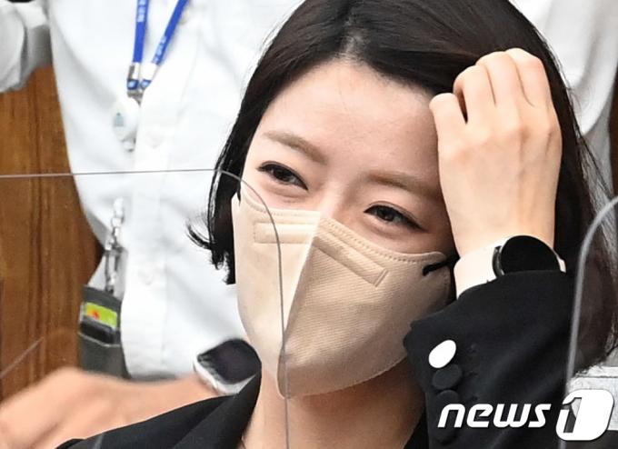 배현진 국민의힘 의원이 서울 강남에서 괴한에게 습격당해 병원으로 이송됐다. 배 의원은 25일 오후 5시쯤 서울 강남구 신사동의 한 건물 앞에서 신원이 밝혀지지 않은 남성으로부터 머리 뒤를 가격당했다. 사진은 배 의원이이 22년 7월 11일 오전 서울 여의도 국회에서 열린 초선의원모임에 참석해 대화하고 있는 모습. (뉴스1 DB) 2022.7.11/뉴스1