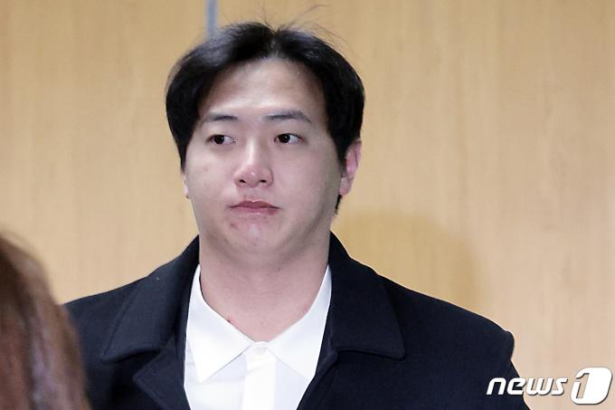 미국 메이저리그 샌디에이고 파드리스의 김하성 선수를 협박해 돈을 갈취한 혐의를 받는 전직 프로야구 선수 임혜동 씨가 25일 오전 서울 서초동 서울중앙지방법원으로 구속 전 피의자 심문(영장실질심사)을 받기 위해 법정으로 향하고 있다. 2024.1.25/뉴스1 ⓒ News1 박정호 기자