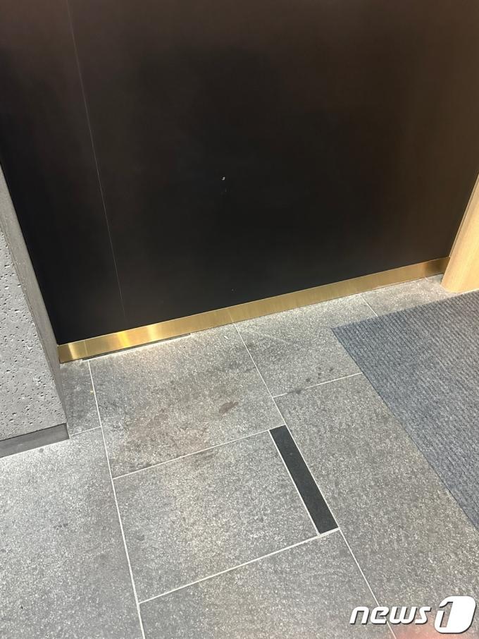 배현진 국민의힘 의원이 25일 오후 5시18분쯤 서울 강남구 신사동 한 빌딩에서 신원이 밝혀지지 않은 남성으로부터 둔기로 머리를 가격당했다. 배 의원이 습격당한 현장 모습. 2024.1.25/뉴스1 ⓒ News1 홍유진 기자