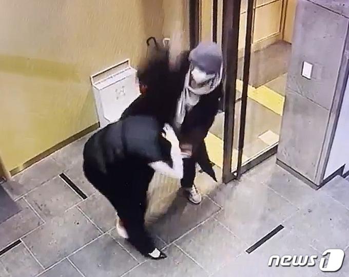 배현진 국민의힘 의원이 25일 오후 5시쯤 서울 강남구 청담동 거리에서 신원이 밝혀지지 않은 행인으로부터 머리를 가격당했다. 배 의원은 둔기로 추정되는 물체에 맞았으며, 피를 흘려 순천향병원으로 옮겨졌다. 사진은 배현진 의원 피습관련 CCTV 화면. (배현진 의원실 제공) 2024.1.25/뉴스1 ⓒ News1 송원영 기자