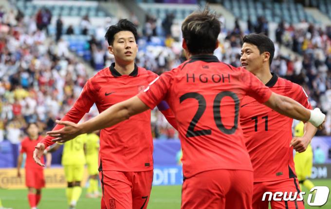 대한민국 축구대표팀 손흥민이 25일(현지시간) 카타르 알와크라 알자누브 스타디움에서 열린 2023 아시아축구연맹(AFC) 카타르 아시안컵 조별리그 E조 조별리그 3차전 대한민국과 말레이시아의 경기에서 페널티킥을 넣은 후 오현규, 황희찬과 기뻐하고 있다. 2024.1.25/뉴스1 ⓒ News1 김성진 기자