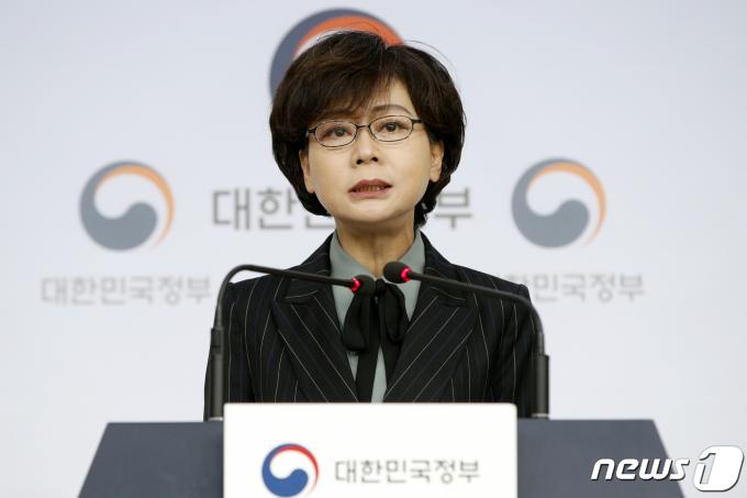 서유미 전 한국교육학술정보원장(당시 교육부 차관보)가 2019년 11월11일 오전 서울 종로구 정부서울청사 별관에서 제1차 사람투자·인재양성 협의회 겸 제15차 사회관계장관회의 사후 브리핑을 하고 있다. /뉴스1 ⓒ News1 안은나 기자