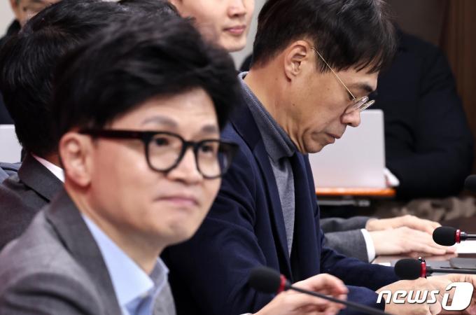 국민의힘 한동훈 비상대책위원장과 김경율 비대위원이 25일 오전 서울 여의도 중앙당사에서 열린 비대위 회의에 자리하고 있다. 2024.1.25/뉴스1 ⓒ News1 구윤성 기자