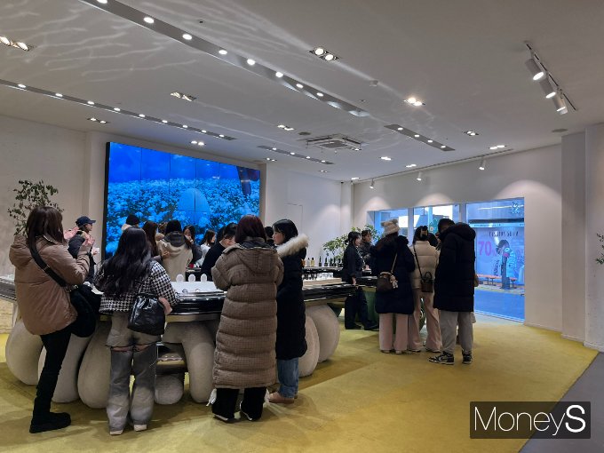 서울 강남구 신사동 '세로수길'이 젊은 층에게 인기다. 지난 25일 서울 강남구 신사동 '탬버린즈 신사 플래그십스토어' 매장 안에 사람들이 향수 시향을 하고 있다. /사진=박재이 기자
