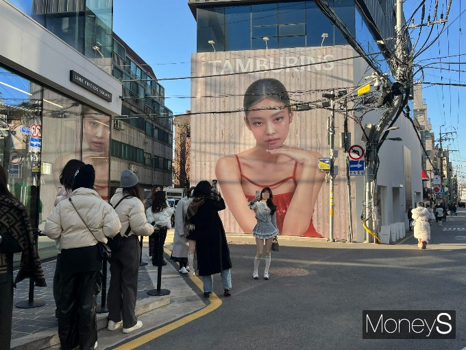 서울 강남구 신사동 '세로수길'의 '탬버린즈 신사 플래그십스토어'가 관광객들에게 인기다. 지난 25일 '탬버린즈 신사 플래그십스토어'가 입점해 있는 건물 벽면의 블랙핑크 제니 사진 앞에 사진을 찍기 위한 줄이 늘어져 있다. /사진=박재이 기자