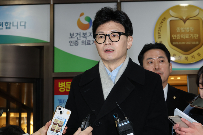 26일 국민의힘이 당 원내대책회의를 열고 배현진 국민의힘 의원(서울 송파구을) 피습 문제와 이에 대한 안전 대책 문제를 논의할 예정이다. 사진은 한동훈 국민의힘 비상대책위원장이 지난 25일 서울 용산구 순천향대 응급실에서 치료 중인 배 의원을 병문안 한 뒤 취재진 질문에 답하는 모습. /사진=뉴시스