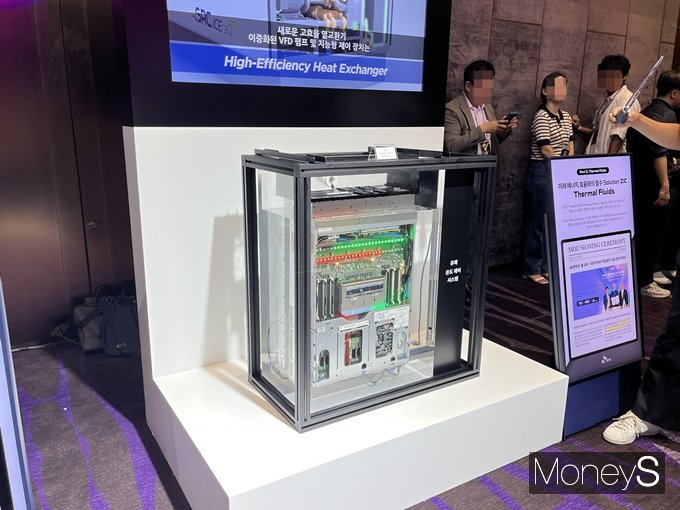 SK엔무브 액침냉각 제품에 데이터센터 서버를 담근 모습. /사진=김동욱 기자