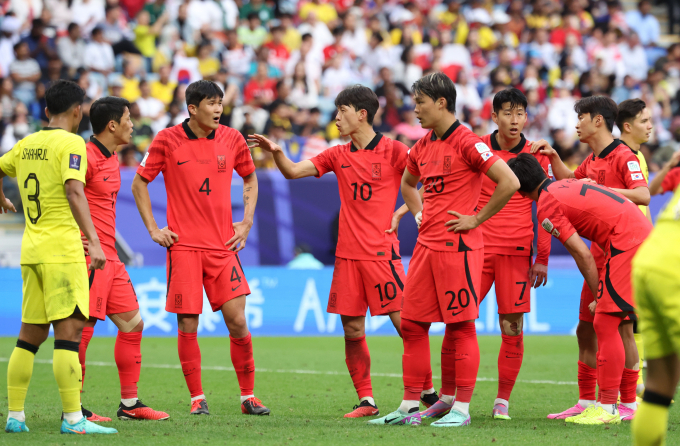 한국 축구대표팀이 지난 25알(한국시각) 말레이시아와의 아시안컵 조별리그 3차전에서 3-3 무승부를 기록해 조 2위로 16강에 진출했다. 사진은 이날 경기에서 한국 선수들이 모여 있는 모습. /사진=뉴스1