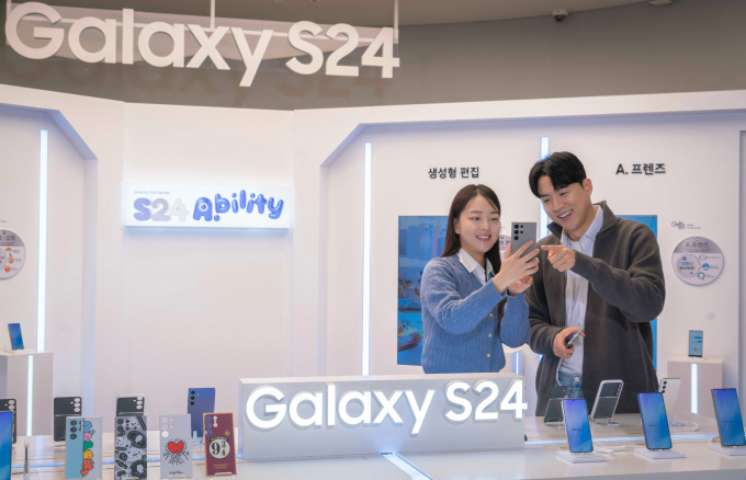 SK텔레콤·KT·LG유플러스는 26일부터 갤럭시 S24 시리즈의 사전 개통을 시작한다고 밝혔다. 사진은 SK텔레콤 홍보모델이 홍대 ICT 복합 문화공간 T팩토리에 설치된 갤럭시S24체험존에서 갤럭시 S24를 소개하는 모습. /사진=SK텔레콤
