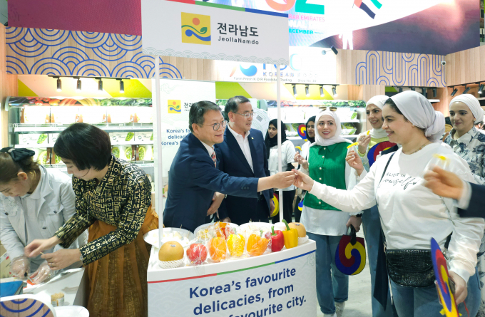 지난해 전남 농수산식품 수출액은 전년보다 13% 증가한 6억 3000만 달러로 역대 최고 실적을 달성했다. 사진은 지난해 중동 신시장 판촉모습. 장헌범 도 기조실장과 박홍재 도 농업기술업장이 전남산 농산물를 소개하고 있다./전남도