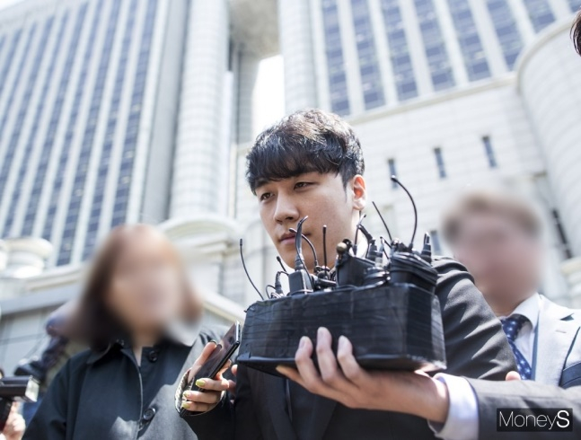 그룹 빅뱅 출신 승리가 해외 행사에서 지드래곤을 언급해 빈축을 사고 있다. 사진은 지난 2019년 5월 서울 서초구 서울중앙지법에서 열린 구속 전 피의자 심문(영장실질심사)을 마친 뒤 포승줄에 묶인 채 호송차로 이동한 빅뱅 출신 승리. /사진=장동규 기자