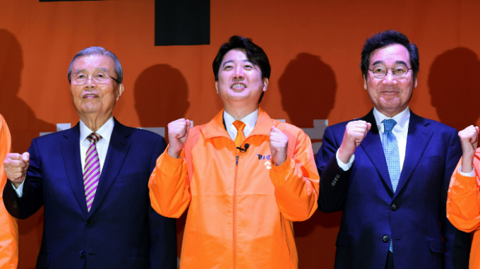 이준석 개혁신당 대표가 26일 CBS 라디오 '김현정의 뉴스쇼' 토론에서 지하철 무임승차 비율이 가장 높은 경마장역에 대해 젊은 세대가 어떻게 받아들일 것인지 생각해야 한다고 주장했다. 사진은 지난 20일 이 대표(가운데)가 개혁신당 중앙당 창당대회에서 기념촬영하는 모습. /사진=뉴시스