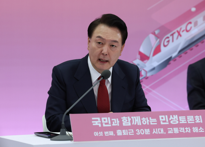 26일 윤석열 대통령이 중대재해처벌법(중대재해법) 유예 법안 처리 불발에 대해 야당의 무책임한 행위라며 유감을 표했다. 사진은 윤 대통령이 지난 25일 경기 의정부시청 대강당에서 '출퇴근 30분 시대, 교통격차 해소'를 주제로 열린 여섯번째 국민과 함께하는 민생토론회에서 발언하는 모습. /사진=뉴시스