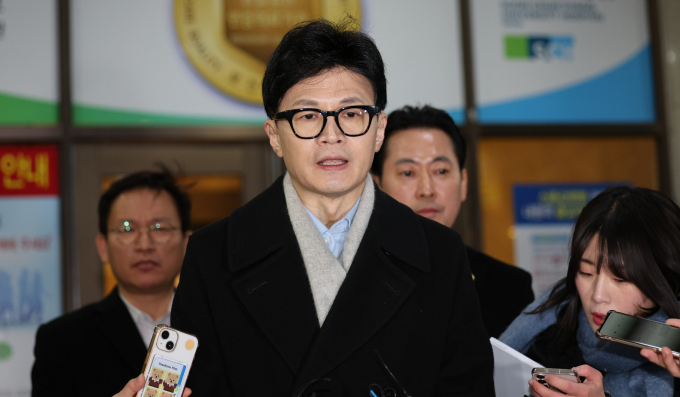 한동훈 국민의힘 비상대책위원장의 직무 수행 평가가 긍정 52%, 부정 40%를 기록했다. 사진은 한 비대위원장이 지난 25일 서울 용산구 순천향대학병원에서 치료중인 배현진 국민의힘 의원(서울 송파구을) 병문안을 마친 뒤 취재진의 질문에 답변하는 모습. /사진=뉴스1