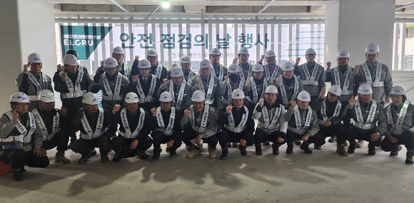 이주용 대우조선해양건설 대표와 임직원들이 지난 19일 경기 동두천 생연동 주상복합 신축공사 현장을 찾아 안전점검을 실시하고 기념촬영을 하고 있다. /사진 제공=대우조선해양건설
