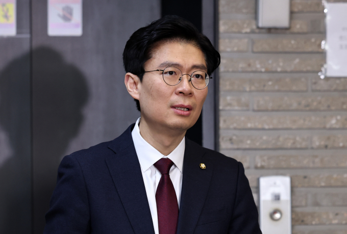 26일 국민의힘 인재영입위원회가 국가안보, 방송언론 전문가로 활동한 6명의 인재를 영입했다. 사진은 조정훈 국민의힘 인재영입위원이 26일 서울 여의도 중앙당사에서 인재영입 명단을 발표하는 모습. /사진=뉴스1