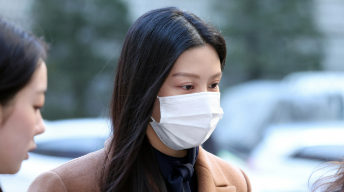 검찰이 26일 오전 서울중앙지법 형사16단독 이경선 판사 심리로 열린 허위작성공문서행사·업무방해·위계공무집행방해 혐의 결심 공판에서 조국 전 법무부 장관 딸 조민씨(32)에게 징역형 집행유예를 구형했다. 사진은 법정으로 출두하고 있는 조씨. /사진=뉴스1