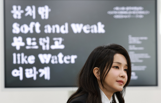 영미권 언론이 윤석열 대통령 부인 김건희 여사의 명품 가방 수수 논란을 보도했다. 사진은 지난해 광주 비엔날래를 방문해 강기정 광주시장을 만난 김 여사의 모습. /사진=뉴스1