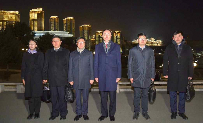 지난 25일 쑨웨이둥 중국 외교부 부부장이 신의주를 거쳐 북한 평양을 방문했다. 사진은 북한 노동당 기관지 노동신문이 지난 26일 쑨 부부장(가운데)과 중국 외교부 대표단의 방북을 보도한 모습. /사진=뉴스1(평양 노동신문)