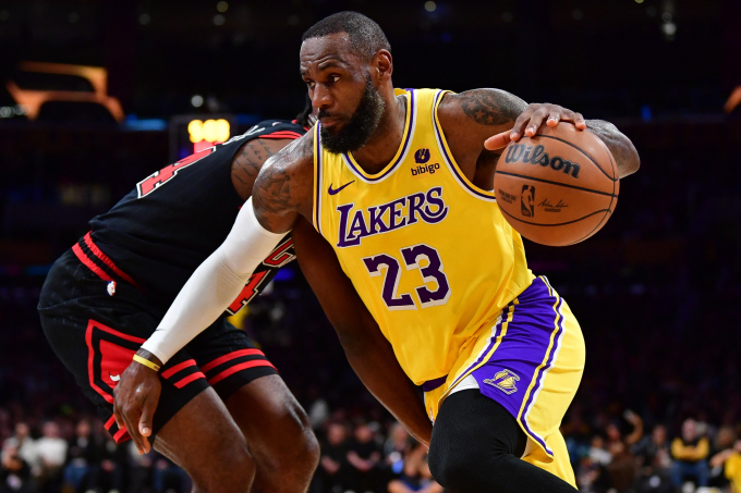 르브론 제임스가 NBA 올스타전에 20회 연속 출전한다. 사진은 르브론 제임스의 드리블 모습. /사진= 로이터