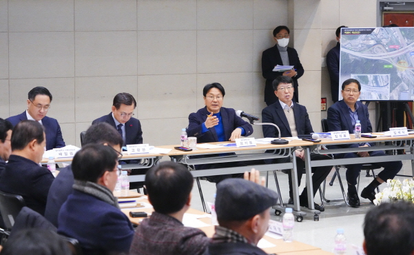 강기정 광주광역시장이 26일 오전 서구 광주교통공사에서 열린 '2024년도 교통분야 업무보고'에 참석해 대시민 교통정책 추진 방안에 대해 토론을 하고 있다./=광주시 