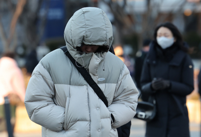 오는 27일에는 전국의 기온이 평년을 웃돌며 겨울철치고 포근하겠다. 사진은 26일 한파에 몸을 움추리며 걸어가는 행인의 모습. /사진=뉴스1