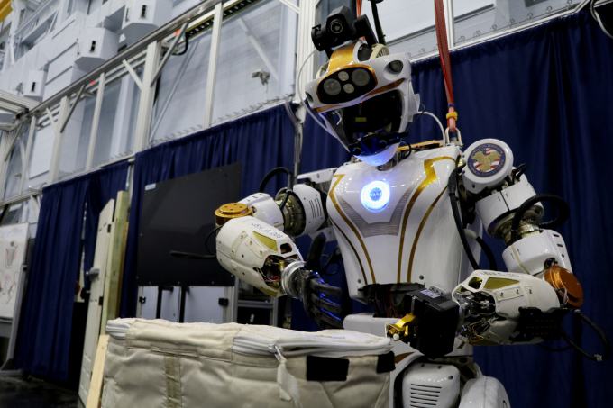 미항공우주국(NASA)의 휴머노이드 로봇 발키리가 가방을 여는 시연을 하고 있다. /사진=로이터 
