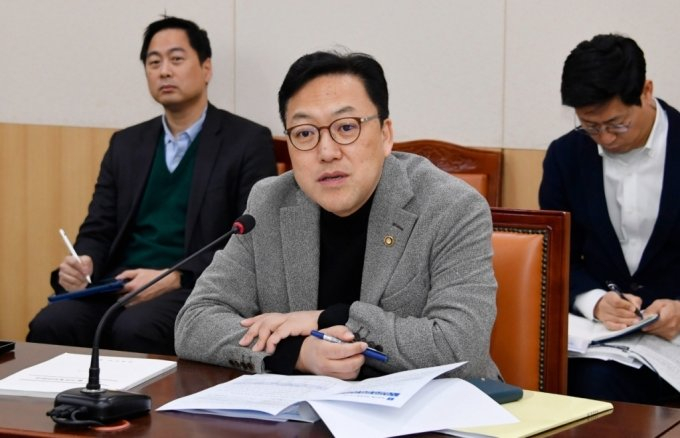정부가 설 명절을 앞두고 물가 잡기에 나선다. 사진은 26일 서울 서초구 양재 농협하나로마트에서 열린 '제9차 물가관계차관회의'를 진행하는 김병환 기획재정부 차관. / 사진 제공= 기획재정부