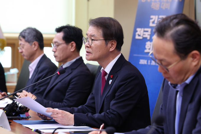 이정식 고용노동부 장관이 26일 서울 중구 서울지방고용노동청에서 열린 중대재해처벌법 관련 긴급 전국 기관장 회의에서 모두발언을 하고 있다. / 사진=뉴스1 신웅수 기자