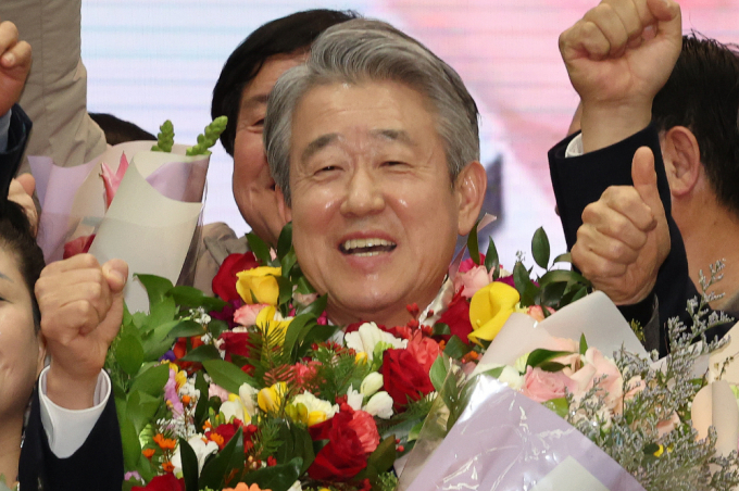 강호동 율곡농협조합장이 25일 오후 서울 중구 농협중앙회 본관에서 열린 제25대 농협중앙회장선거에서 당선 확정 후 기념촬영을 하고 있다. /사진=뉴시스
