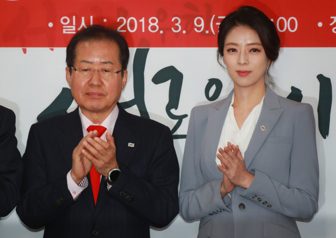 홍준표 대구시장이 지난 25일 피습을 당한 배현진 국민의힘 의원(서울 송파구을)의 쾌유를 빌었다. 사진은 지난 2018년 3월9일 서울 여의도 중앙당사에서 열린 영입인사 환영식에서 배 의원의 자유한국당 입당을 축하하고 있는 홍 시장의 모습. /사진=머니투데이