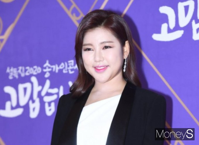  가수 송가인과 소속사 포켓돌스튜디오의 전속 계약이 오는 3월 종료된다. 서울 마포구 상암동 MBC 미디어센터에서 열린 2020 설특집 송가인 콘서트 '고맙습니다'의 녹화방송에 앞서 포즈를 취한 가수 송가인. /사진=장동규 기자