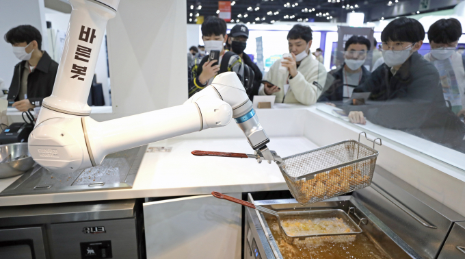 우리 일상에 점차 로봇 활용 영역이 확대되고 있다. 사진은 2022년 10월 경기도 고양시 킨텍스에서 열린 '로보월드 2022'에서 관람객들이 치킨 조리 로봇을 살펴보던 모습. /사진 뉴시스