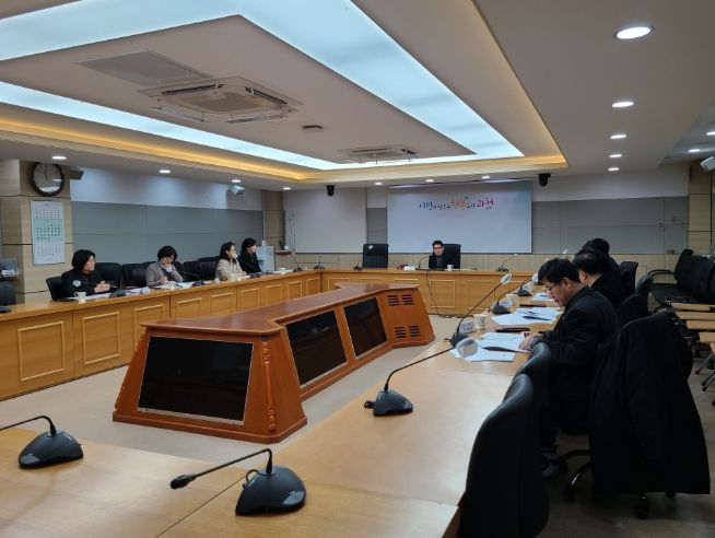 과천시는 시청 상황실에서 과천시 생활보장위원회 위원 10명이 참석한 가운데, '2024년 제1회 과천시 생활보장위원회'를 열고, 2024년도 복지대상자 연간조사 계획과 자활 지원 계획에 대해 심의했다고 26일 밝혔다. / 사지넺공=과천시