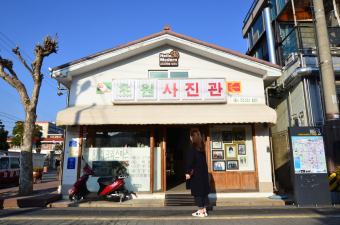 초원사진관은 군산을 방문한 여행객들이 꼭 찾아가는 레트로 명소다. /사진=한국관광공사 권다현