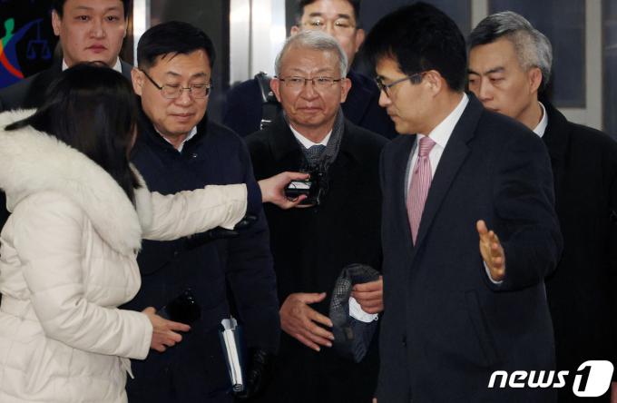 [사진] 무죄받고 법원 나서는 양승태 전 대법원장