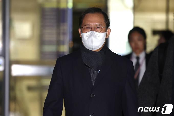 [사진] 무죄 선고 받은 뒤 법정 나서는 박병대