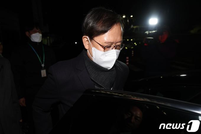 [사진] 차량 탑승하는 박병대 전 대법관