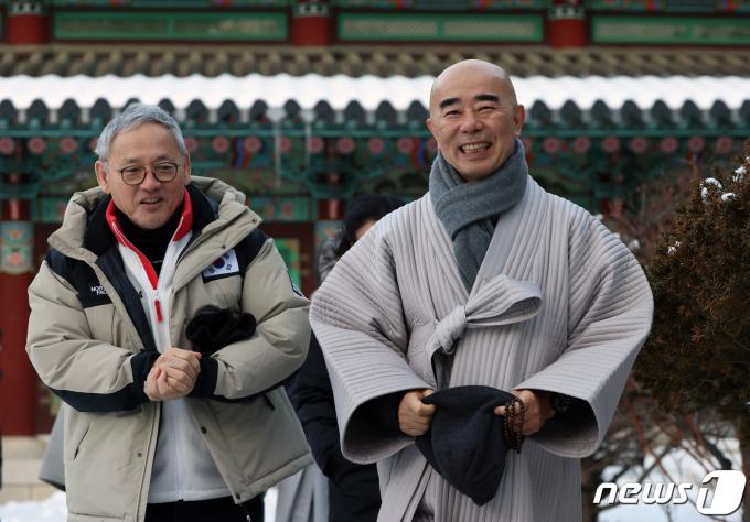 [사진] 월정사 둘러보는 유인촌