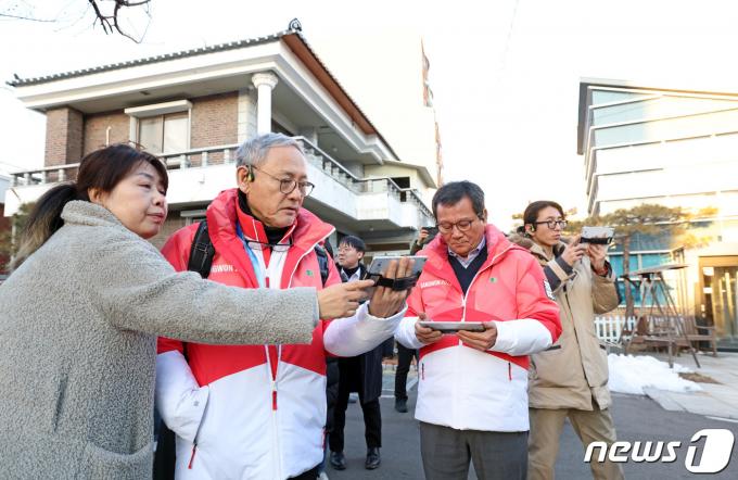[사진] 골목해설 트레킹 경험하는 유인촌