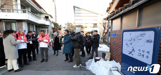 [사진] 미디어 골목해설 트레킹 참가한 유인촌