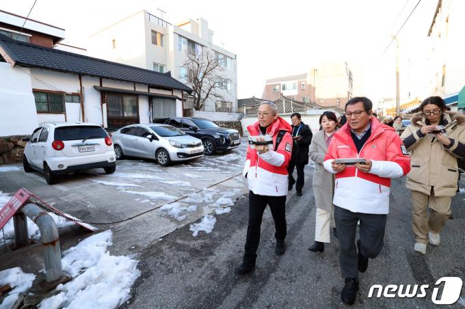 [사진] 태블릿 들고 골목해설 트레킹하는 유인촌